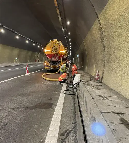 崖城镇隧道排水渠清淤